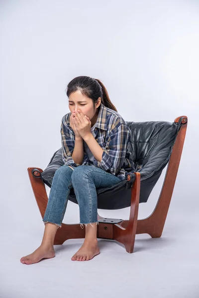 Una Mujer Incómoda Sentada Una Silla —  Fotos de Stock