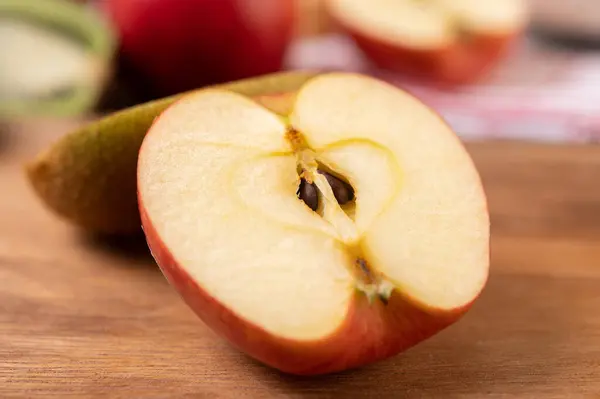 Jabłko Przecięte Pół Drewnianym Stole Skupienie Selektywne — Zdjęcie stockowe