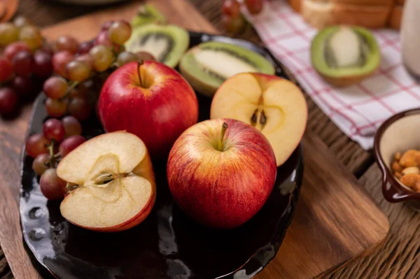 Σταφύλια Ακτινίδια Μήλα Και Ψωμί Στο Τραπέζι Επιλεκτική Εστίαση — Φωτογραφία Αρχείου