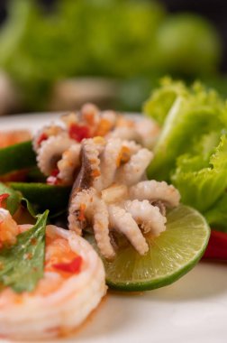 Limonlu ve marullu Baharatlı Kalamar ve Karides Salatası..