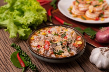 Kişniş soslu kalamar salatası, doğranmış yeşil soğan, sarımsak ve mısır.