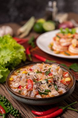 Kişniş soslu kalamar salatası, doğranmış yeşil soğan, sarımsak ve mısır.