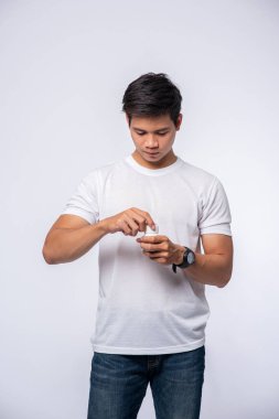 Hasta ve ilaç şişesi taşıyan bir adam..