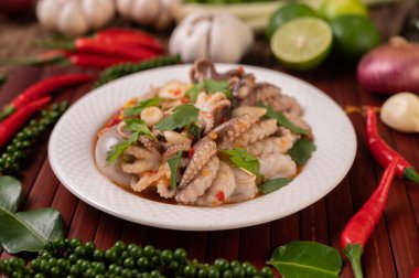 Kişniş soslu kalamar salatası, doğranmış yeşil soğan, sarımsak ve mısır.