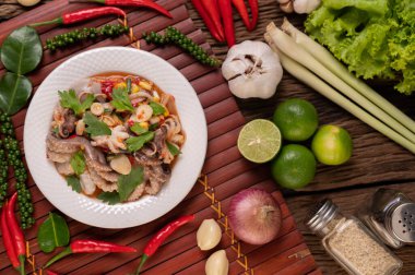 Kişniş soslu kalamar salatası, doğranmış yeşil soğan, sarımsak ve mısır.