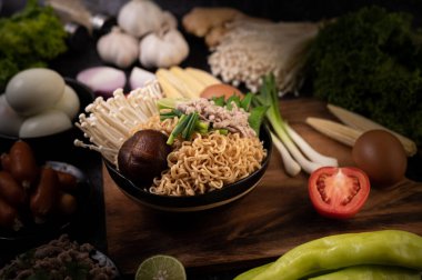 Kıymalı erişte, limon, soğan, yeşil bezelye, altın iğne mantarı ve bebek mısırı.