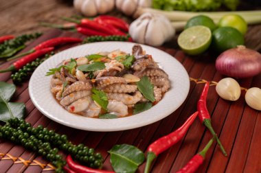 Kişniş soslu kalamar salatası, doğranmış yeşil soğan, sarımsak ve mısır.