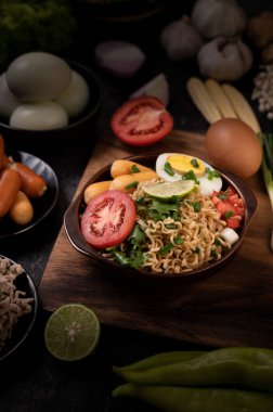 Kıymalı erişte, limon, soğan, yeşil bezelye, altın iğne mantarı ve bebek mısırı.