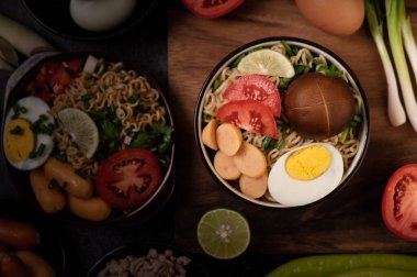 Kıymalı erişte, limon, soğan, yeşil bezelye, altın iğne mantarı ve bebek mısırı.