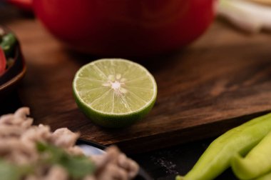 Tahta kesme tahtasına konmuş limon dilimi. Seçici odak.