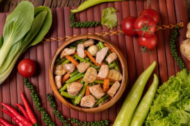 Taze bezelye, havuç, mantar, mısır, brokoli ve domuz eti içeren karışık sebzeler..