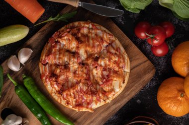 Sosisli, mısırlı, fasulyeli, karidesli ve pastırmalı pizza
