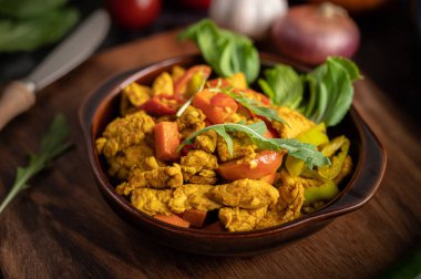 Tavuk Kızarmış Chili yanında dolmalık domates ve havuçla birlikte.