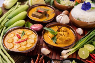 Kırmızı körili köfteler, biberli ve yeşil soğanlı.