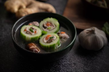 Domuz etiyle doldurulmuş salatalık çorbası, havuç, doğranmış yeşil soğan, şitake mantarı ve sarımsak ve....