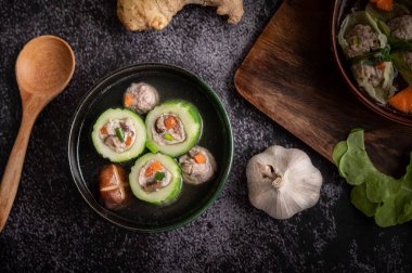 Domuz etiyle doldurulmuş salatalık çorbası, havuç, doğranmış yeşil soğan, şitake mantarı ve sarımsak ve....