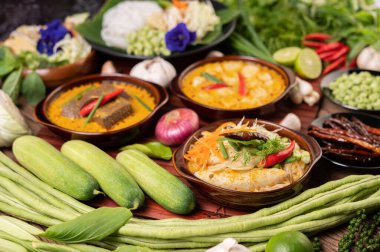 Pirinç eriştesi, köfteli kırmızı köri, kurutulmuş biber, fesleğen, salatalık ve uzun fasulye.