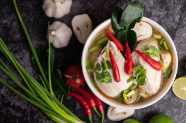 Acı biberli, kişniş, kurutulmuş acı biber, kaffir limon yaprağı, mantar ve limon otlu bir kase.