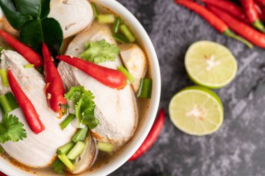 Acı biberli, kişniş, kurutulmuş acı biber, kaffir limon yaprağı, mantar ve limon otlu bir kase.