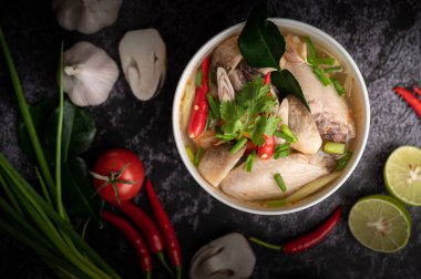 Acı biberli, kişniş, kurutulmuş acı biber, kaffir limon yaprağı, mantar ve limon otlu bir kase.