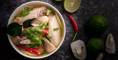 Acı biberli, kişniş, kurutulmuş acı biber, kaffir limon yaprağı, mantar ve limon otlu bir kase.