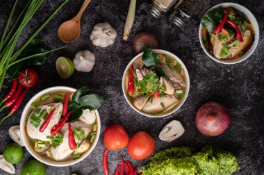 Acı biberli, kişniş, kurutulmuş acı biber, kaffir limon yaprağı, mantar ve limon otlu bir kase.