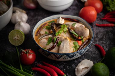 Acı biberli, kişniş, kurutulmuş acı biber, kaffir limon yaprağı, mantar ve limon otlu bir kase.