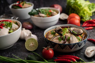 Acı biberli, kişniş, kurutulmuş acı biber, kaffir limon yaprağı, mantar ve limon otlu bir kase.