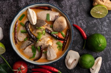 Acı biberli, kişniş, kurutulmuş acı biber, kaffir limon yaprağı, mantar ve limon otlu bir kase.