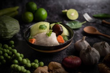 Sarımsaklı, limonlu, soğanlı, kırmızı soğanlı, mantarlı ve fesleğenli tavuk çorbası..