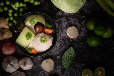 Sarımsaklı, limonlu, soğanlı, kırmızı soğanlı, mantarlı ve fesleğenli tavuk çorbası..