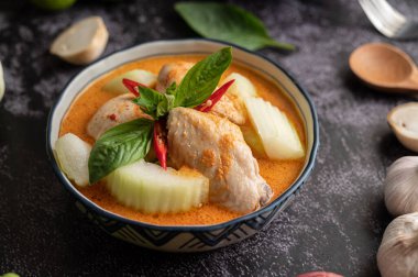 Kış kavunlu körili tavuk, mantarlı, sarımsaklı, acılı ve fesleğenli..