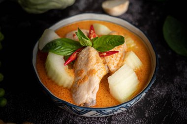 Kış kavunlu körili tavuk, mantarlı, sarımsaklı, acılı ve fesleğenli..