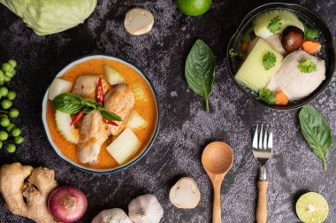 Kış kavunlu körili tavuk, mantarlı, sarımsaklı, acılı ve fesleğenli..