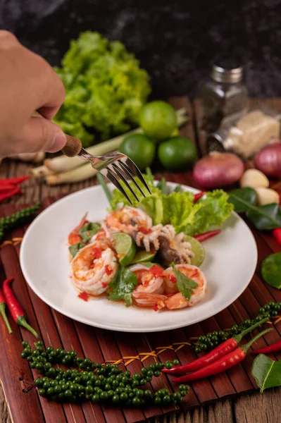 Ensalada Calamares Picantes Camarones Plato Blanco Con Cilantro Limón Lechuga — Foto de Stock