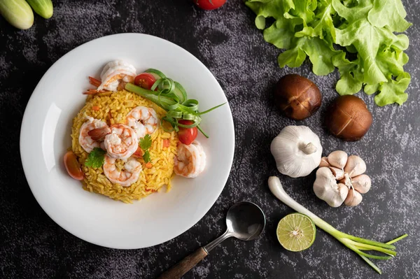 Nasi Goreng Udang Dengan Tomat Wortel Dan Bawang Piring — Stok Foto