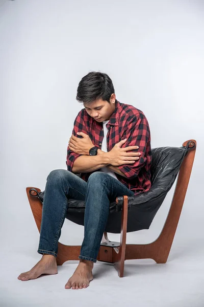 Çizgili Gömlekli Adam Hastalanıp Sandalyeye Oturur Kollarını Kavuşturur — Stok fotoğraf