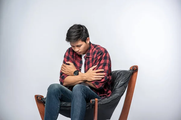 Hombre Con Una Camisa Rayas Sienta Enfermo Sienta Una Silla —  Fotos de Stock