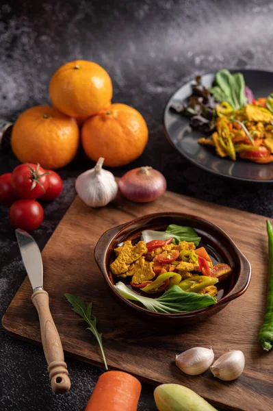 Chicken Rühren Gebratene Chili Zusammen Mit Paprika Tomaten Und Karotten — Stockfoto