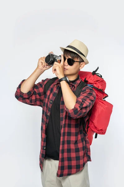 Men Dressed Travel Wearing Glasses Hats Carrying Bag Carrying Camera — Stock Photo, Image