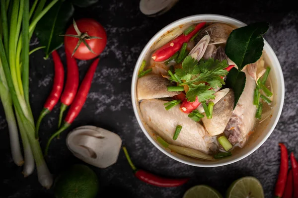 Acı biberli, kişniş, kurutulmuş acı biber, kaffir limon yaprağı, mantar ve limon otlu bir kase.