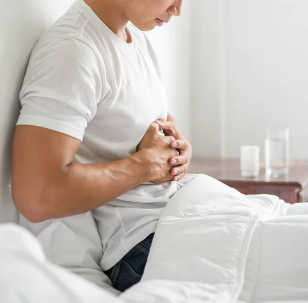 Hombre Sienta Cama Con Dolor Estómago Presiona Estómago Con Las — Foto de Stock