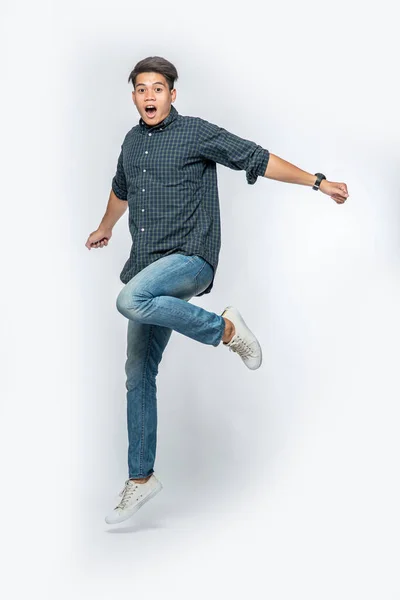 Der Mann Schwarzem Hemd Und Jeans Sprang Vor Freude Auf — Stockfoto