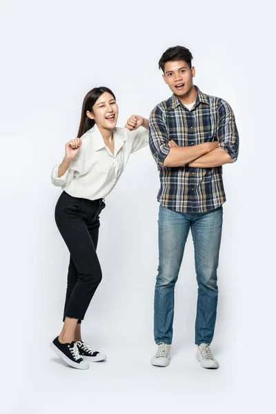 Der Mann Stand Mit Verschränkten Armen Und Die Frau Hob — Stockfoto