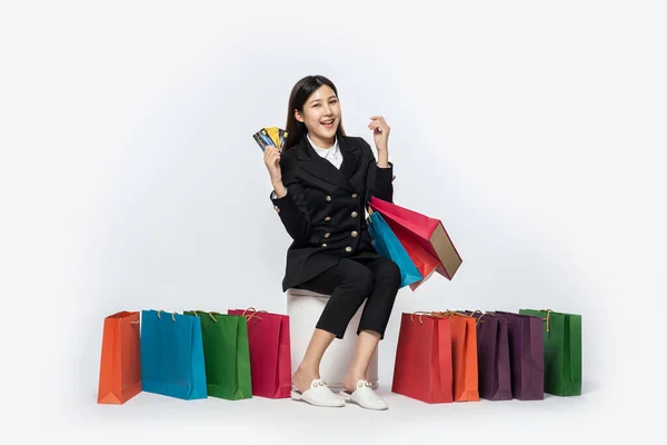 Mujer Vestida Negro Fue Compras Llevando Tarjetas Crédito Montón Bolsas — Foto de Stock