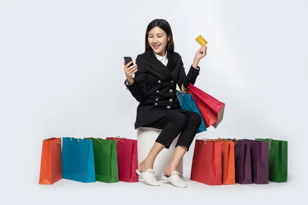 Donna Vestita Nero Andata Fare Shopping Portando Carte Credito Sacco — Foto Stock