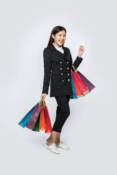 Mujer Llevaba Ropa Negra Junto Con Muchas Bolsas Para Compras — Foto de Stock