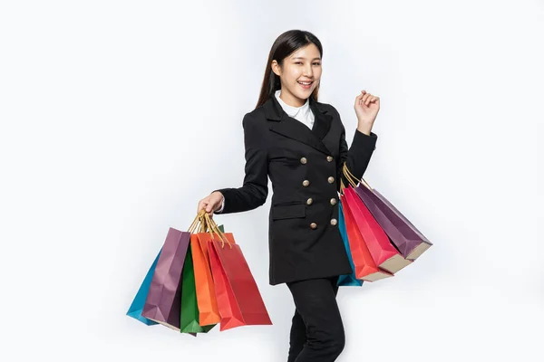 Donna Indossava Abiti Neri Insieme Molte Borse Andare Fare Shopping — Foto Stock