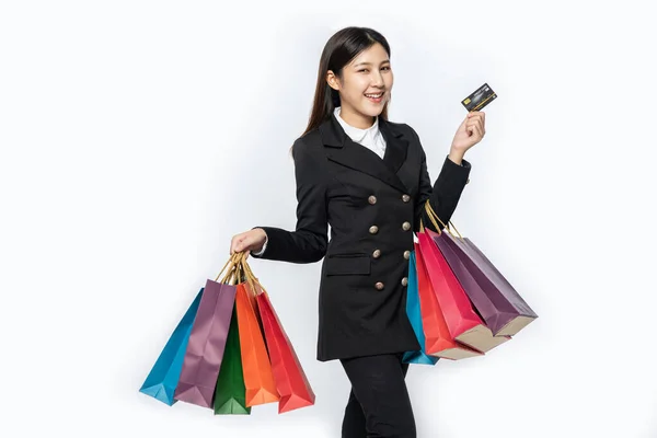 Die Schwarz Gekleidete Frau Ging Mit Kreditkarten Und Vielen Taschen — Stockfoto
