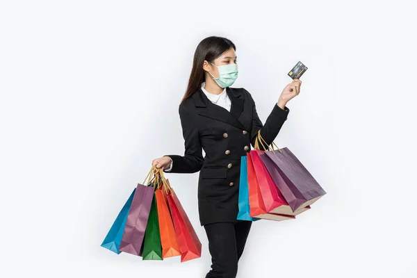 Eine Frau Schwarz Und Mit Maske Geht Einkaufen Trägt Kreditkarten — Stockfoto
